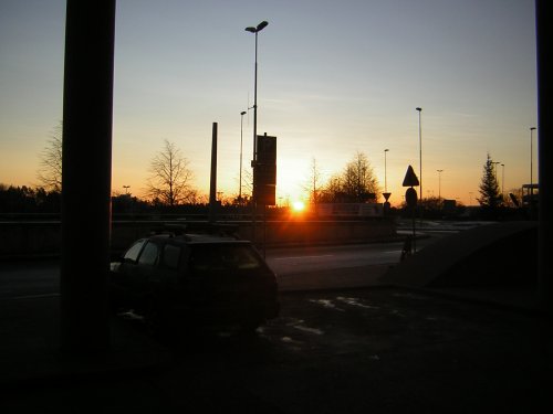 Sonnenaufgang um 9 Uhr morgens am 21/12/2007 auf Arlanda flygplats/Stockholm