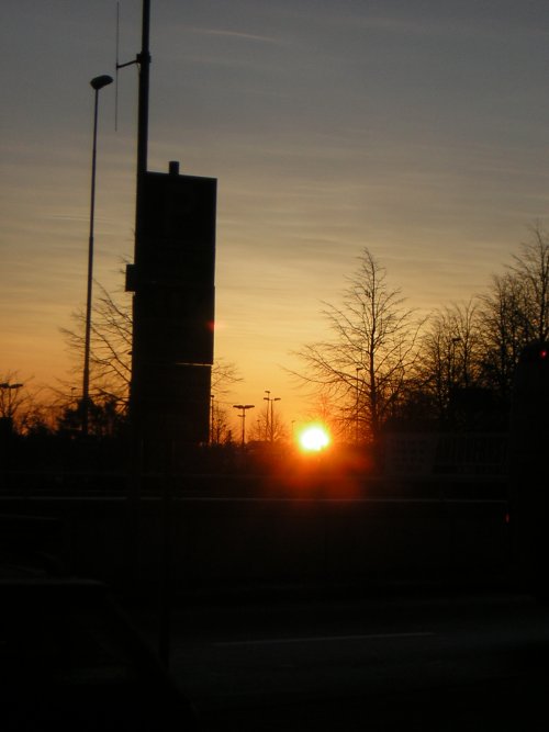 Sonnenaufgang um 9 Uhr morgens am 21/12/2007 auf Arlanda flygplats/Stockholm