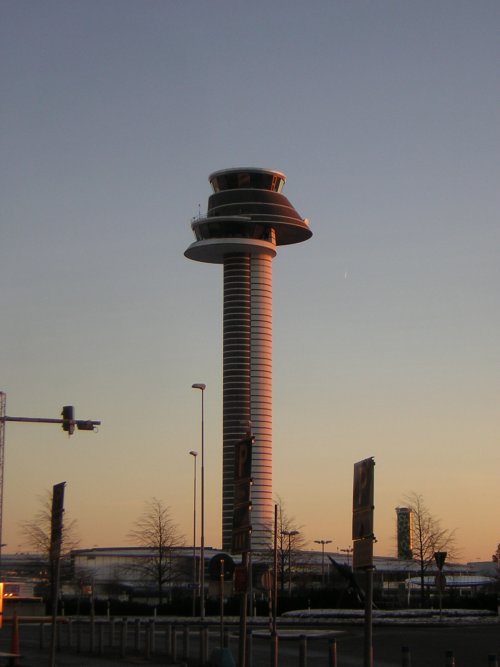 Sonnenaufgang um 9 Uhr morgens am 21/12/2007 auf Arlanda flygplats/Stockholm - Kontrollturm