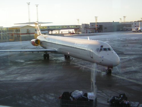 21/12/2007 auf Arlanda flygplats/Stockholm - Verbindung zu Terminal 2 - Ankunft einer MD87 der SAS